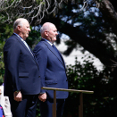 Den offisielle velkomstseremonien fant setd utenfor Government House i Canberra. Kong Harald og Generalguvernør Peter John Cosgrove lytter til nasjonalsangene. Foto: David Gray, Reuters / NTB scanpix